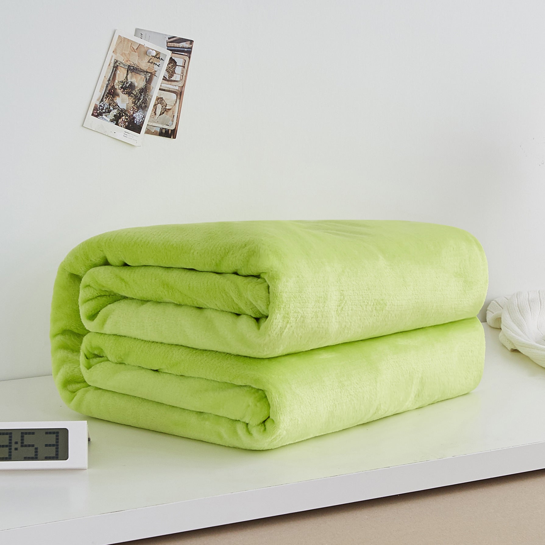 Ultra-Soft Flannel Coral Blanket – Cozy Lightweight Throw for Bed or Sofa